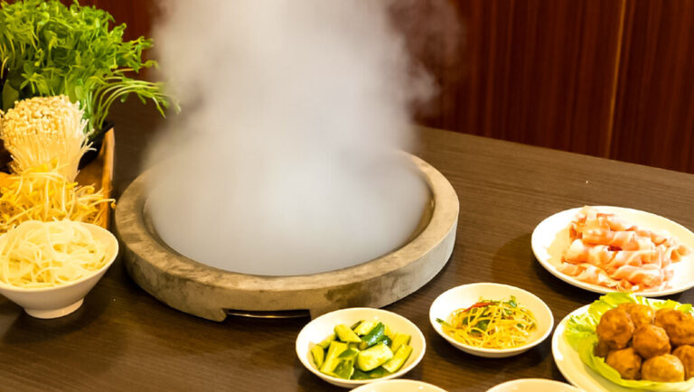 「食彩雲南」の蒸気石鍋魚