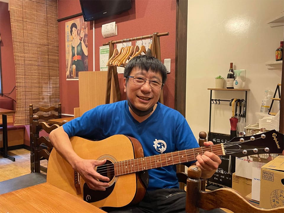 常連客の前ではギターを弾きながら中国と日本の歌を歌ってくれます