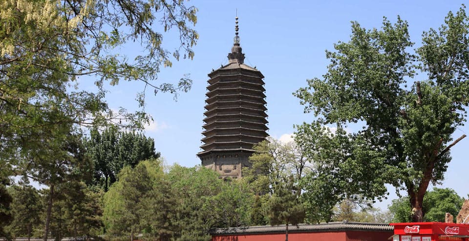 遼陽というのは、省都の瀋陽の少し南にある白塔という遼の時代の古塔があることで有名な町