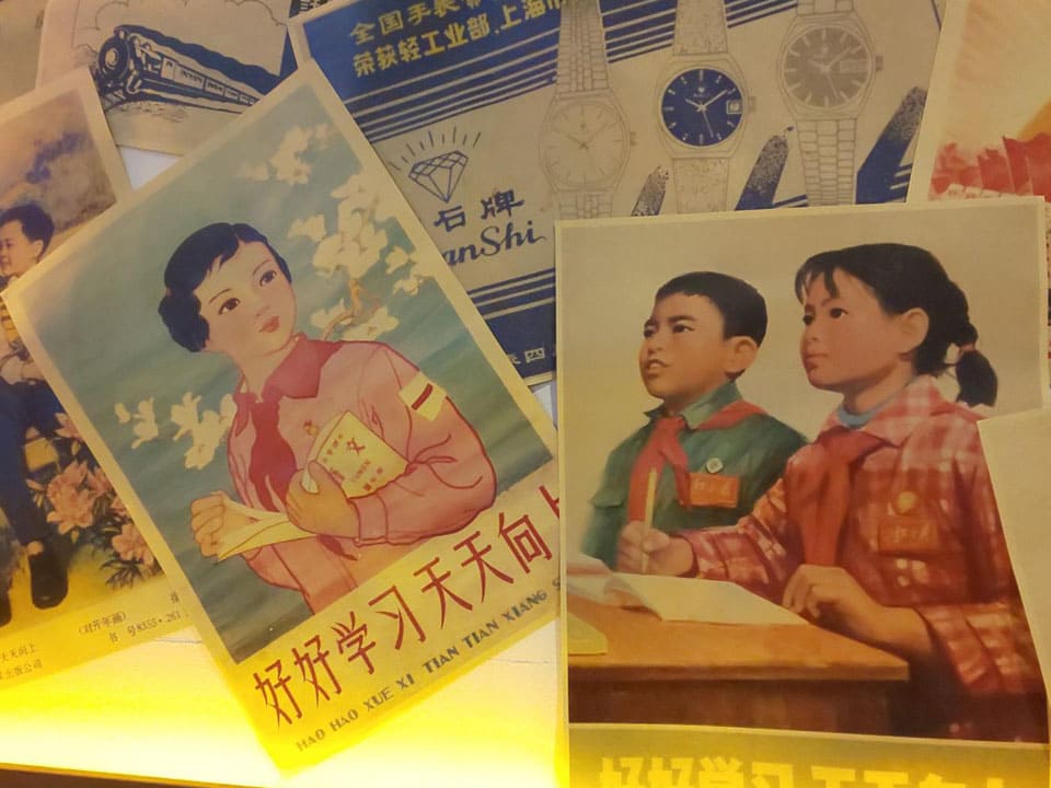 昔の中国の雰囲気を伝えるポスターや標語