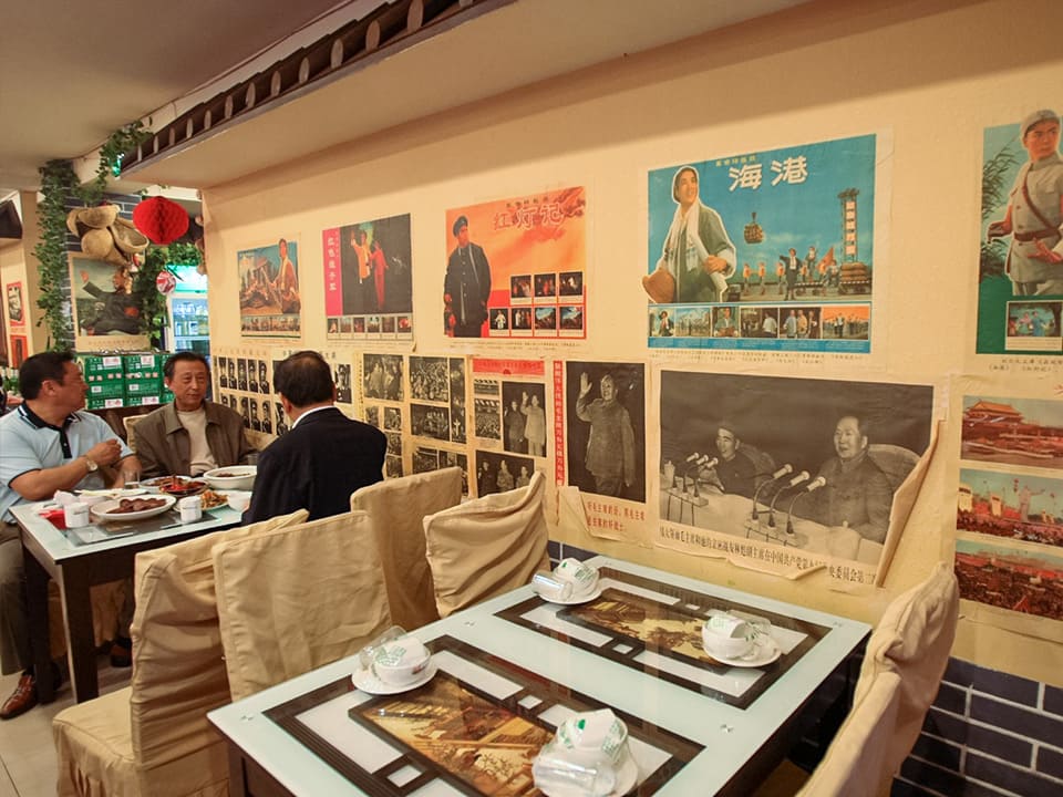 1970年代当時の映画のポスターや写真などが貼られた店内