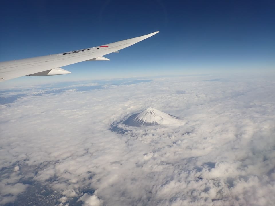 雲海から突き出た富士山
