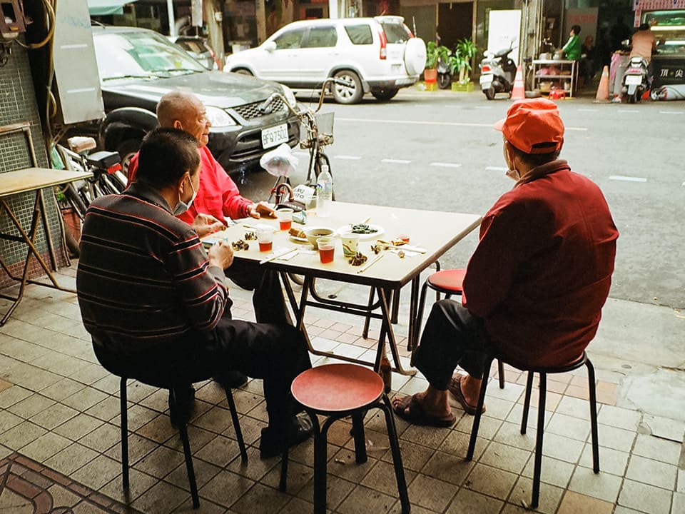 テーブルを囲んで朝食を食べる人たち