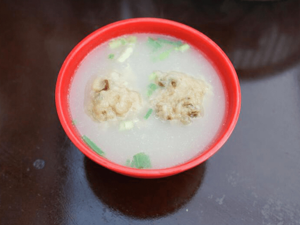 コルカタの朝市のスープに入った焼売（Sui Mai）