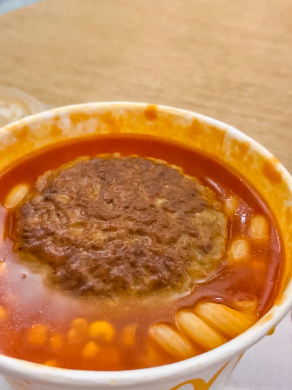じゃじゃーん。 見よ！この日本では見ない姿のスープを！