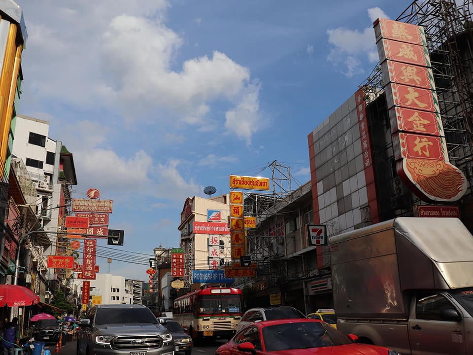 バンコクのチャイナタウン、ヤワラート。赤を基調とした看板が多く、ぎらぎらした中華パワーに思わずテンションがあがる通り