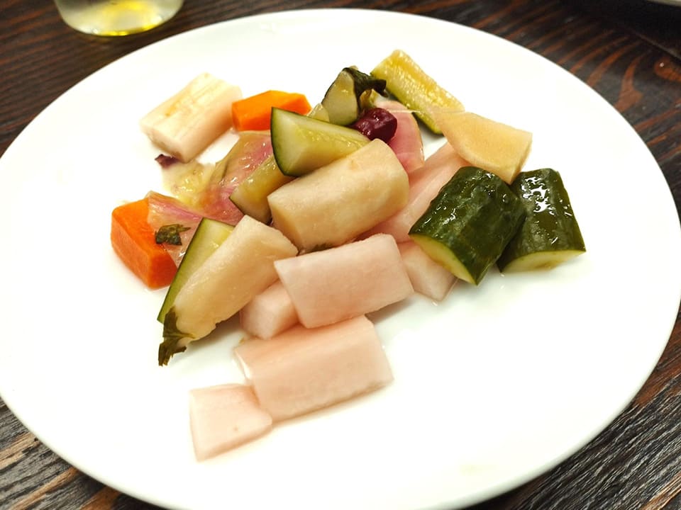 生姜とキュウリ、ニンジン、ダイコンの泡菜