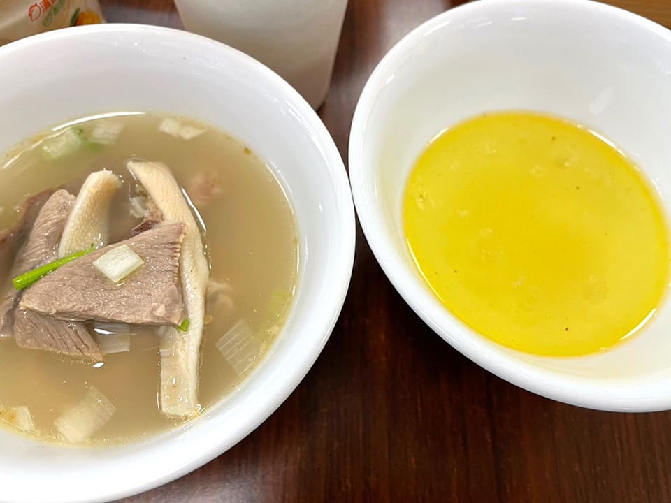 ラムスープ（写真左側）薬膳汽鍋鶏スープ（写真右側）