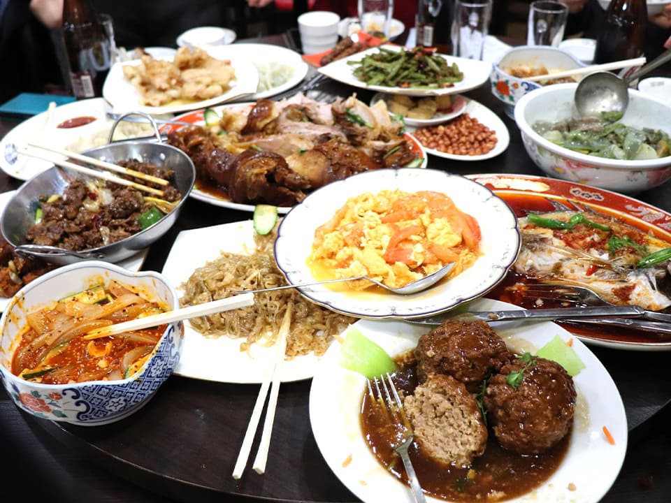 お皿の上にお皿を重ねる中国の宴会スタイル