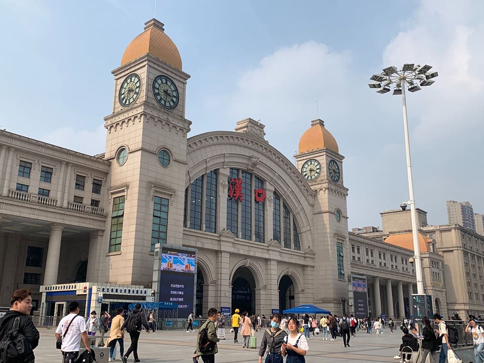 漢口の駅舎。上海からは高速鉄道で約4時間