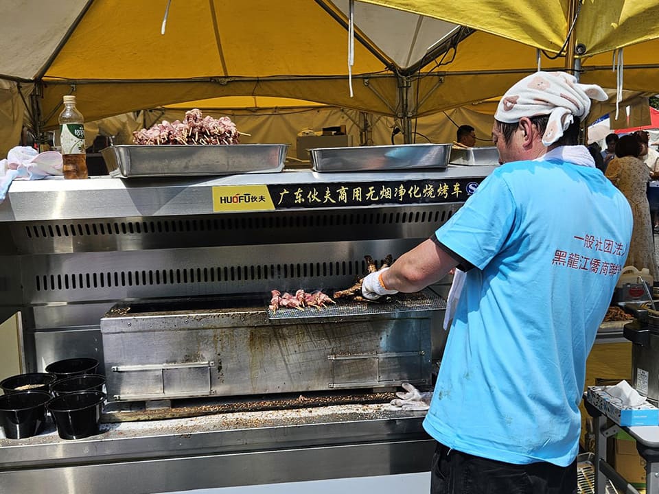 羊肉串は多くのブースで販売していて大人気