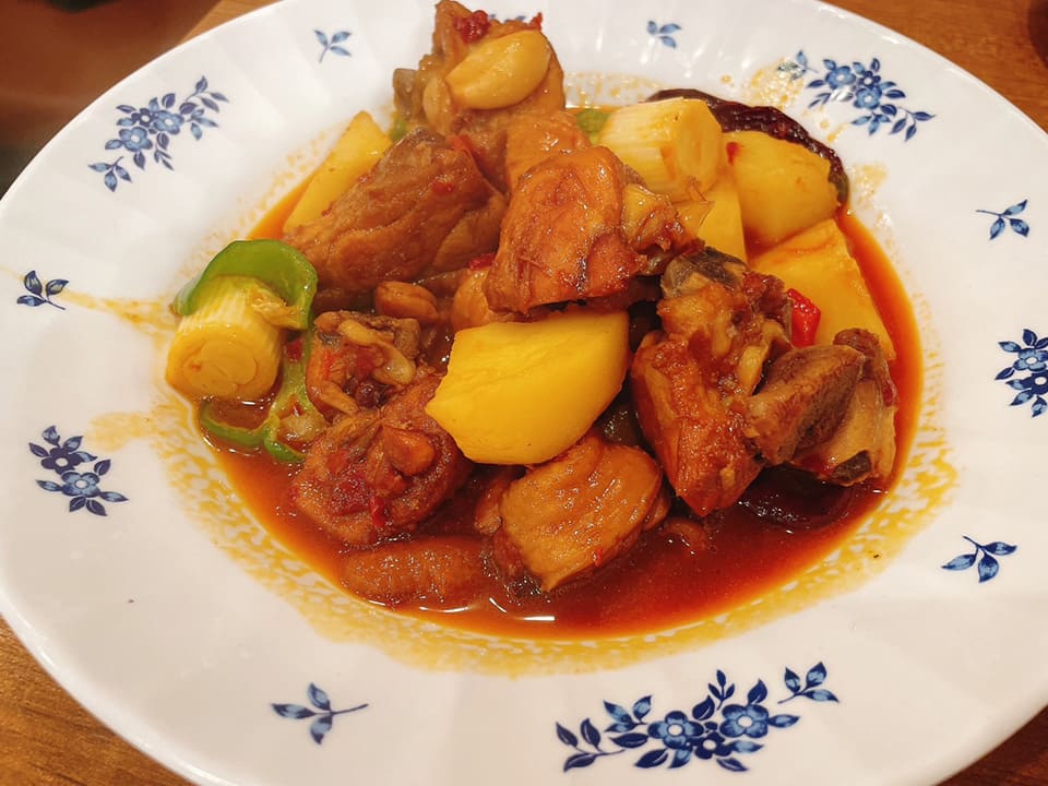 鶏肉じゃがいものスパイシー煮込み