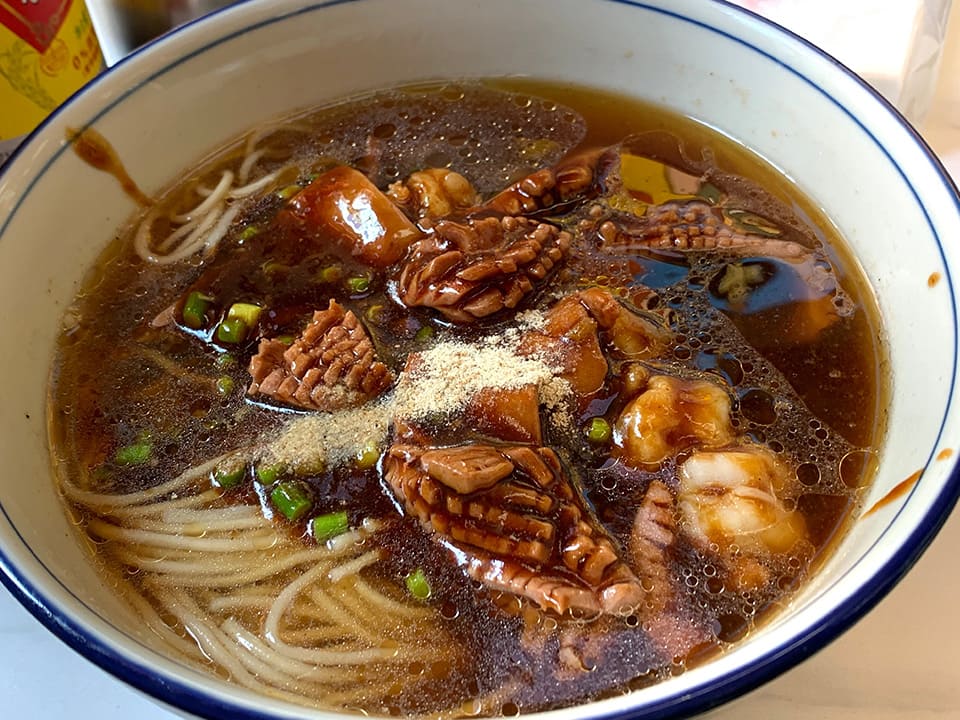 甘口の醤油スープと炒めものの香ばしさの融合。上海麺ならではのおいしさ