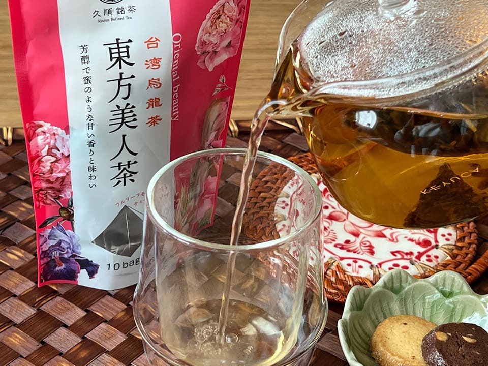 台湾烏龍茶　「東方美人茶」を注ぐ