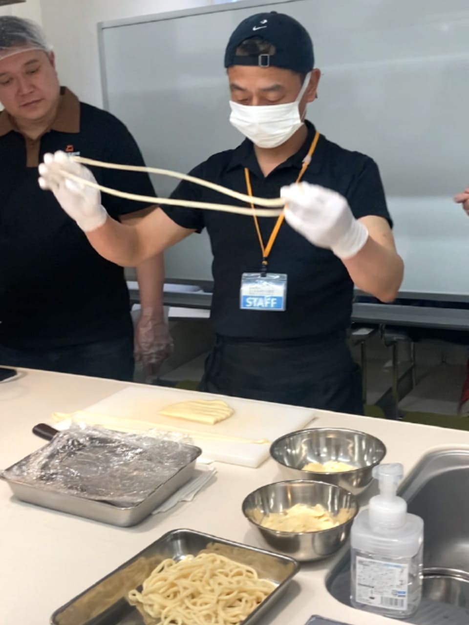 胡さんが生地を伸ばして麺をつくる場面は、もはやパフォーマンス