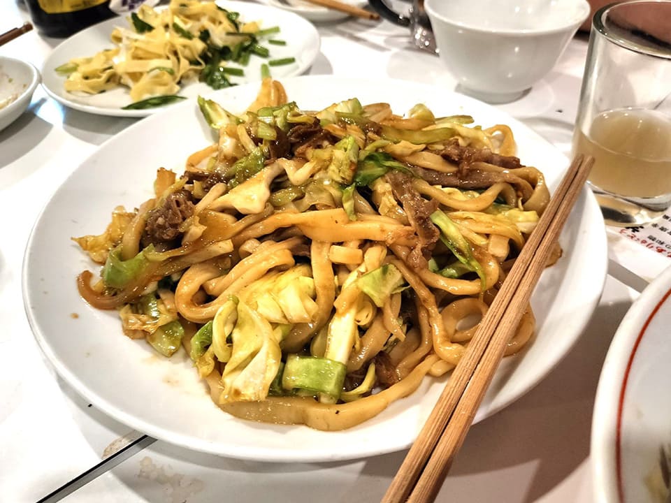 羊肉炒麺（ラム肉の手打ち焼きそば）。