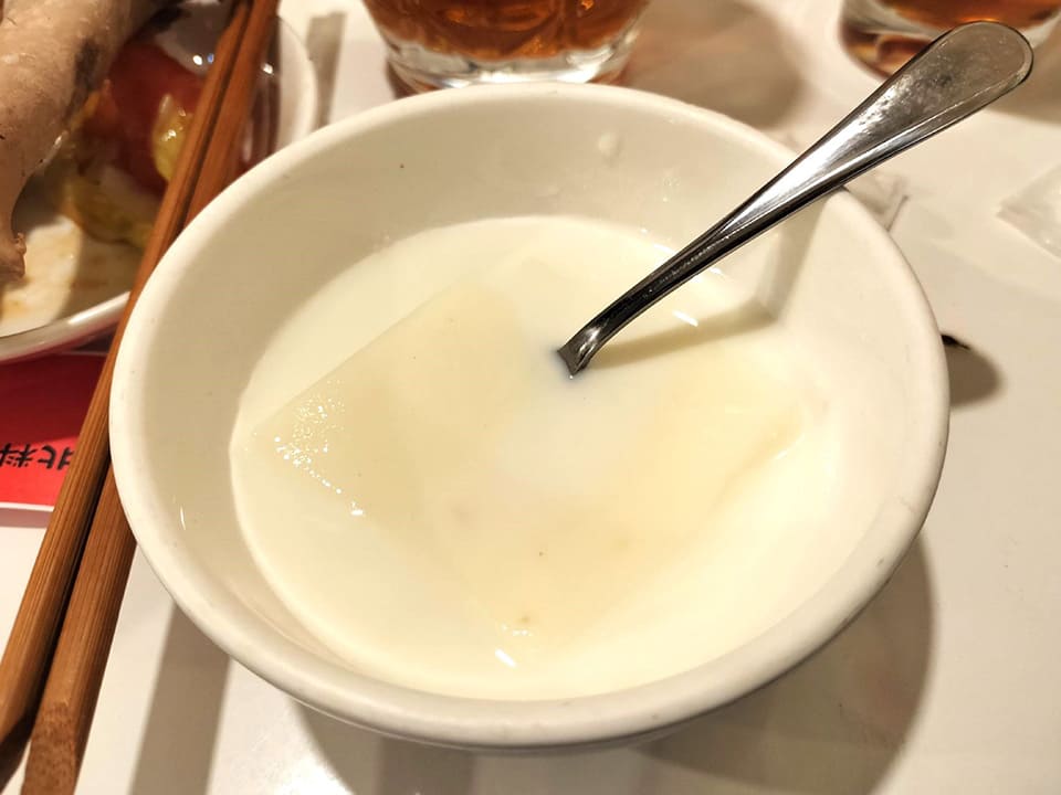 杏仁豆腐。
