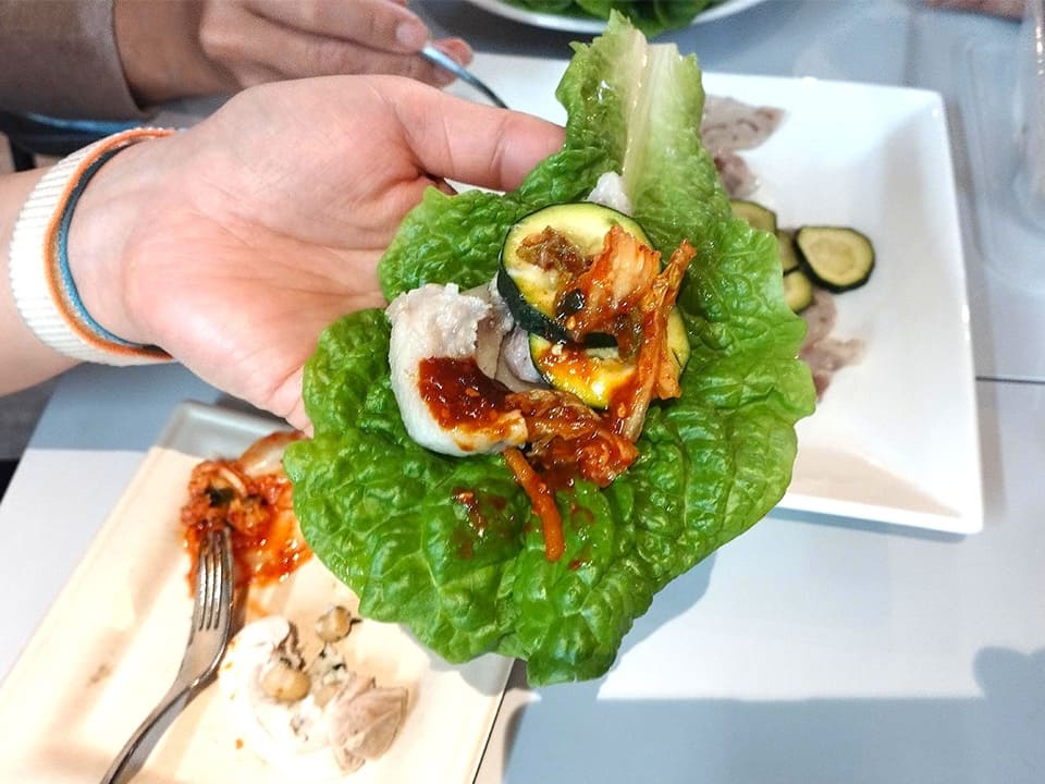 韓国風蒸し豚とサンチュ