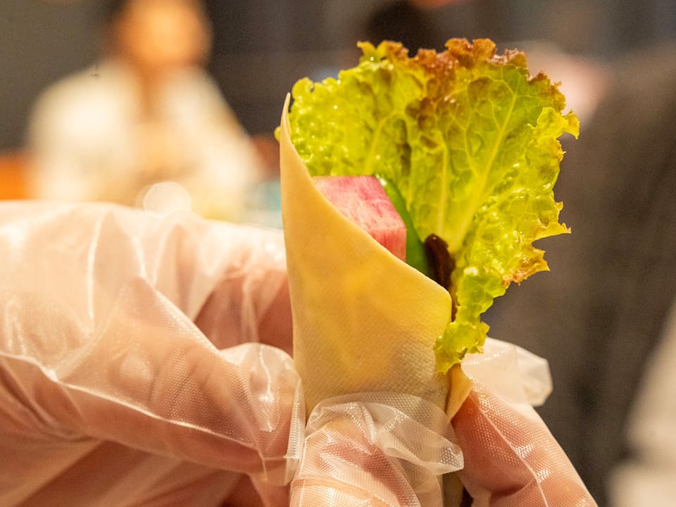 満园春色 野菜スティックディップソース添え 辛味が得意な人は青唐辛子を巻いて食べるのがおすすめ