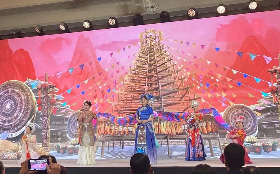 大阪万博中国館関連行事「民謡のふるさと」広西の歌と踊りに酔いしれる