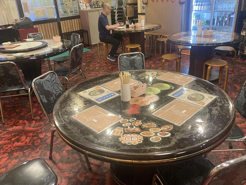 御徒町にある台湾料理店の「新竹」の円卓