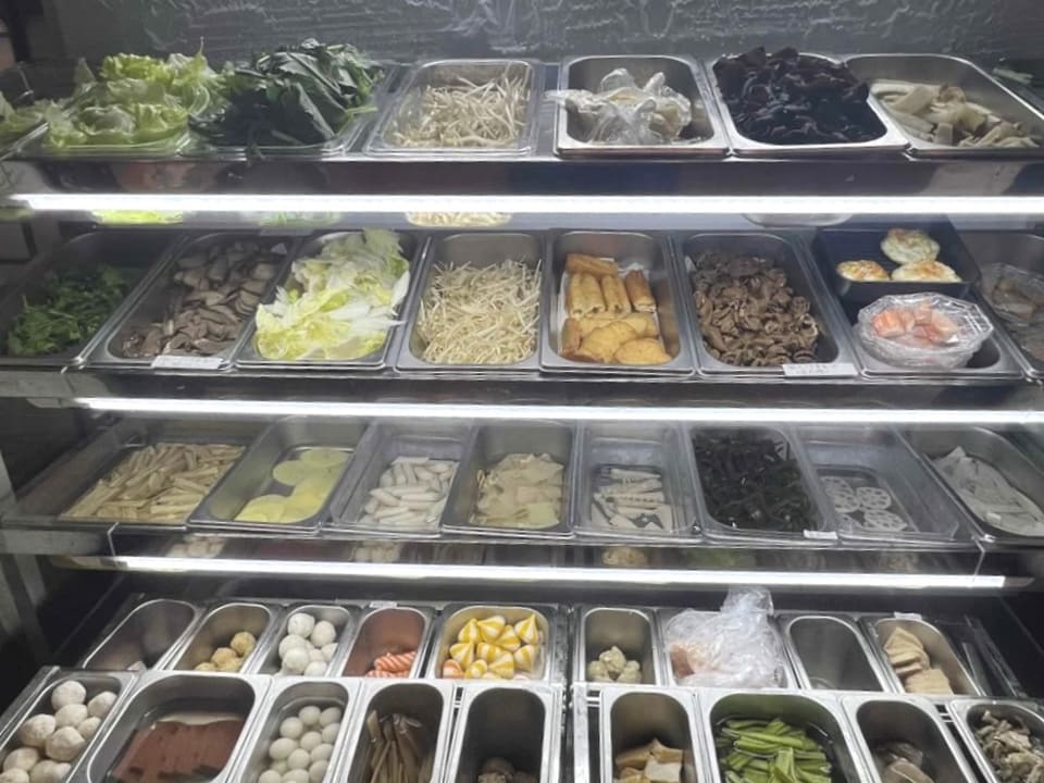 麻辣燙のメニュー　トッピングの棚