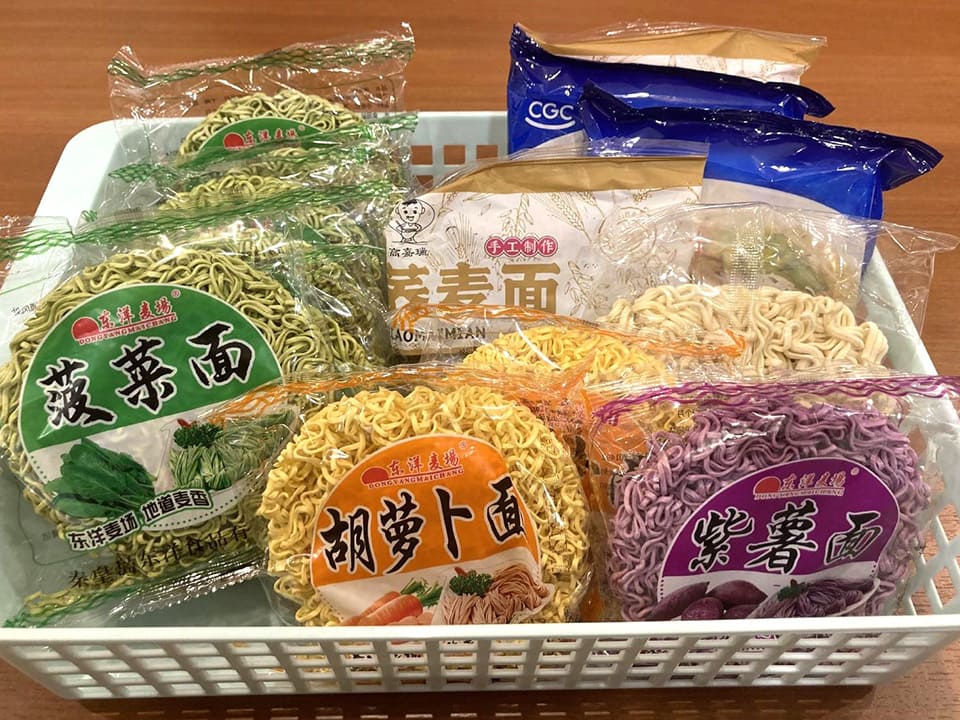 左から人参麺、ほうれん草麺、紫芋麺。奥に蕎麦粉入りの麺