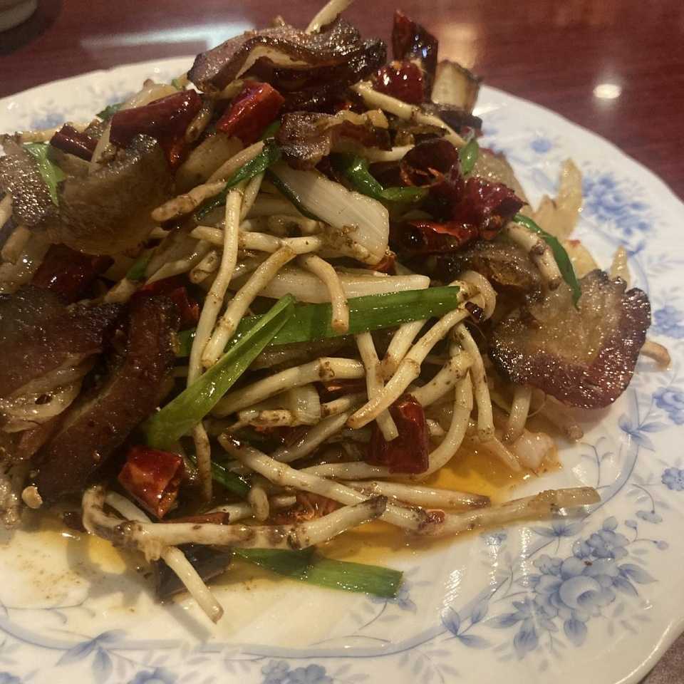 腊肉炒折耳根(燻製肉とドクダミの茎炒め)