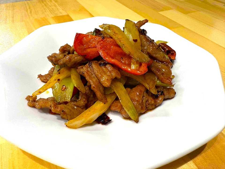 セロリと牛肉の激辛炒め(芹菜炒牛肉)