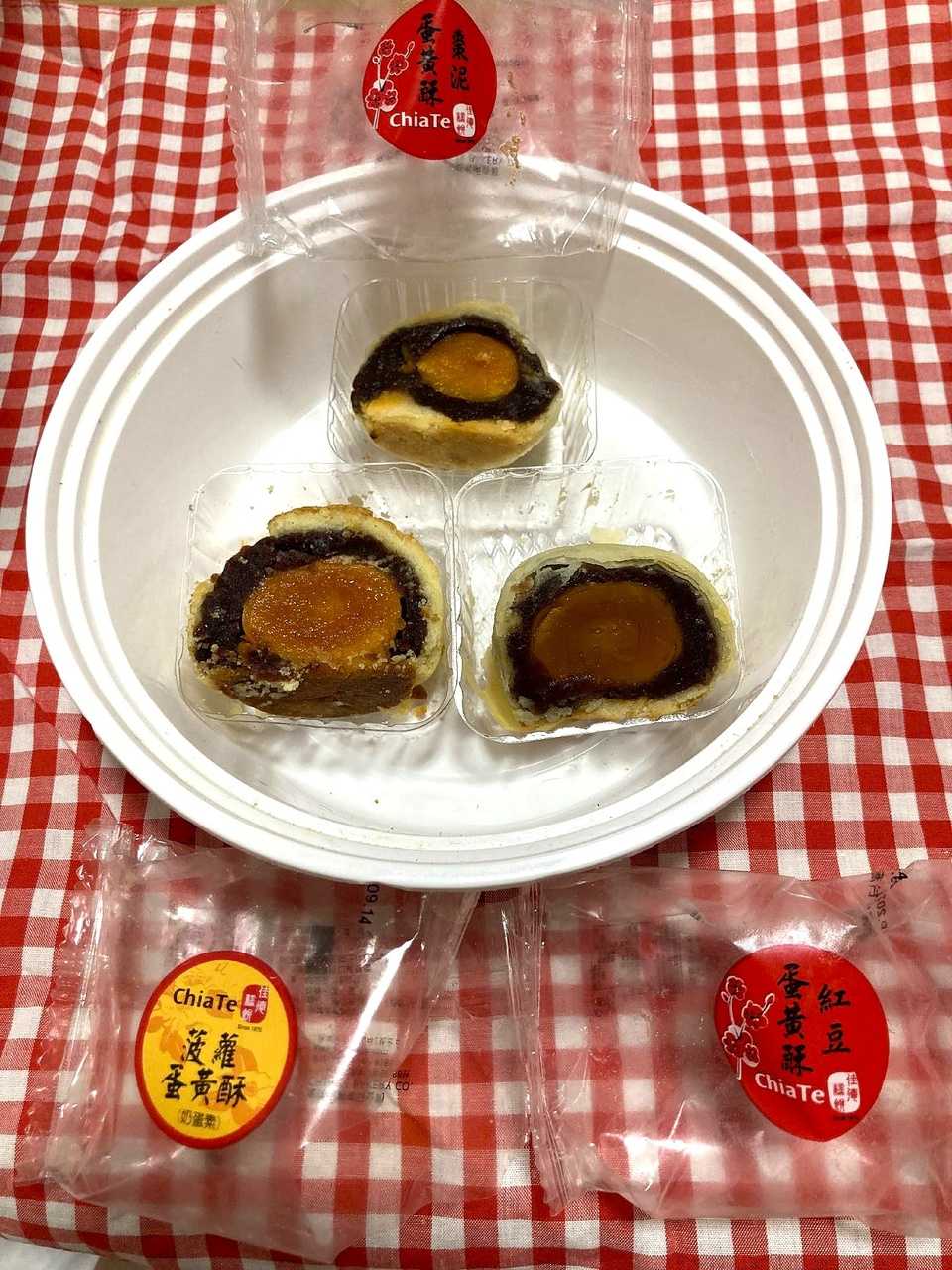 ２つに割った蛋黃酥