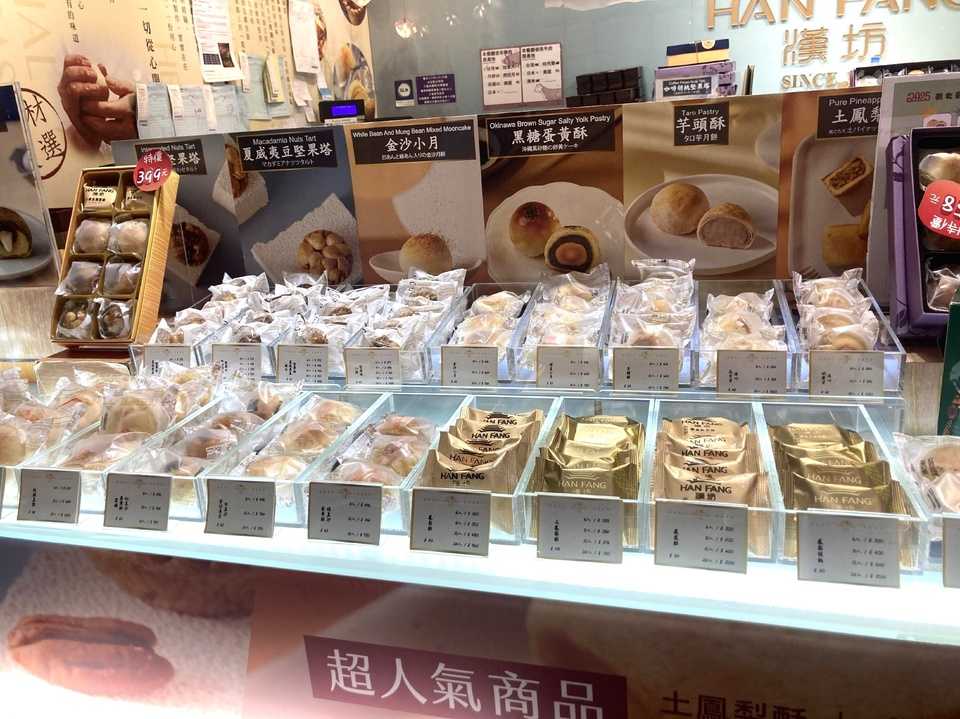 いくつもの蛋黄酥などが一か所に見やすく置いてある