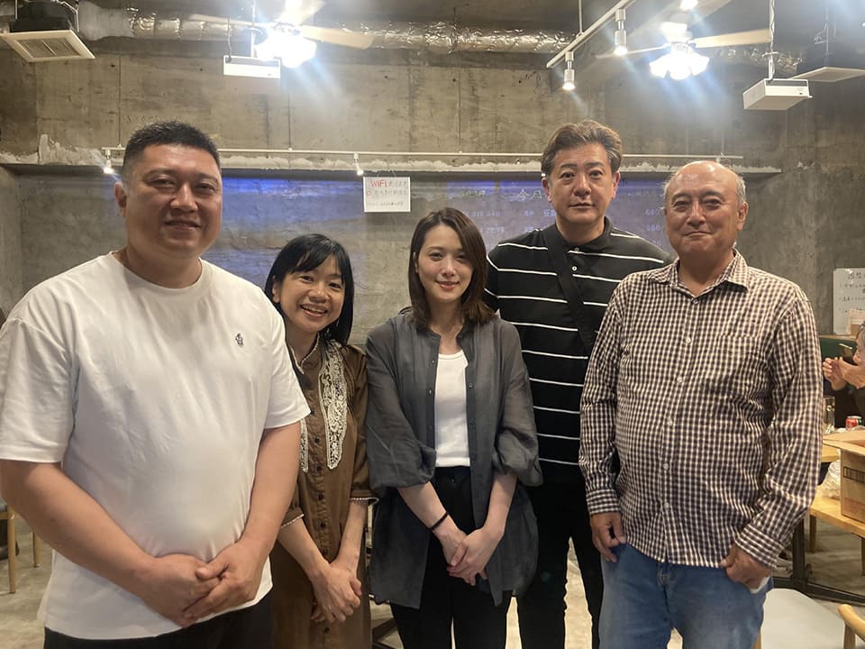 左からオーナーのムーさん、私（aokinapple）、りんさん、TDCの多賀井さんとTDCの中村編集長