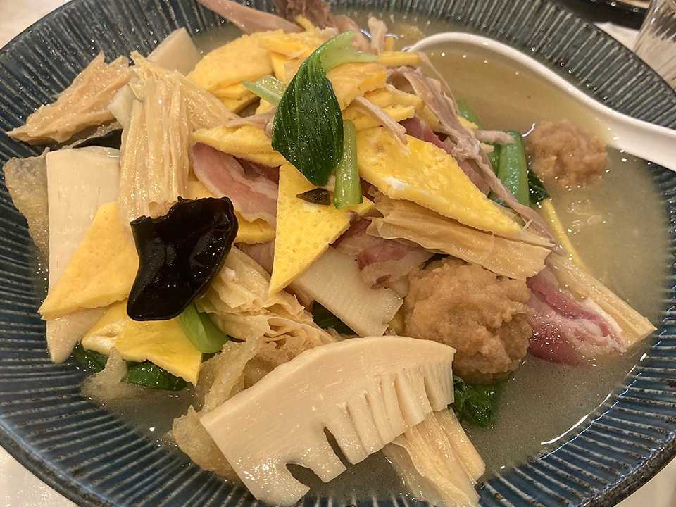 燴什錦(揚げた豚の皮と魚団子入り江蘇風おでん)