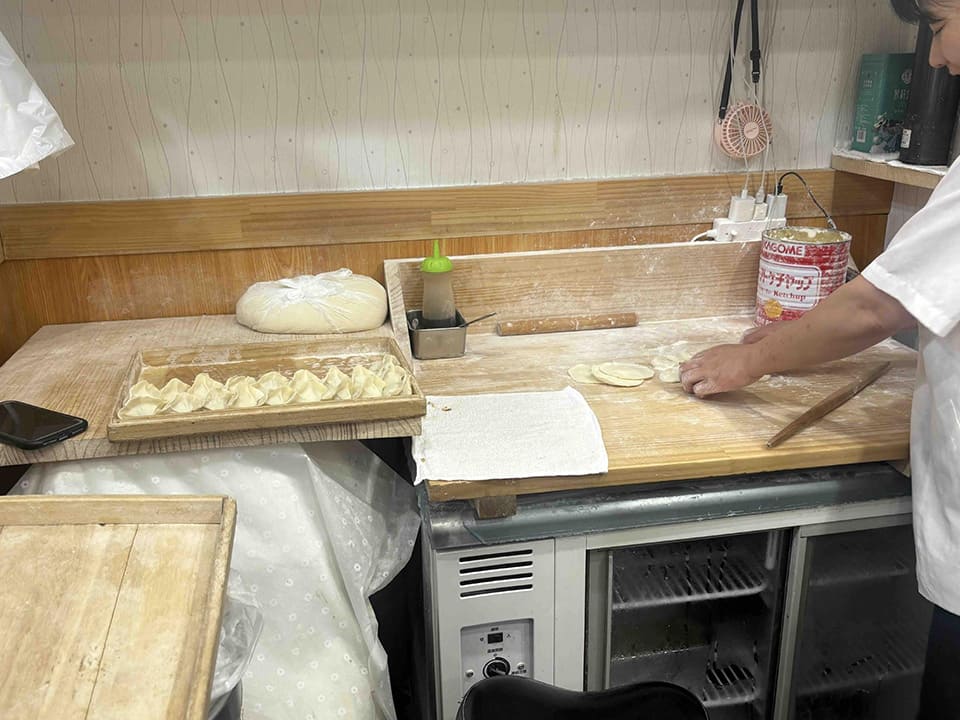 生地を伸ばす様子