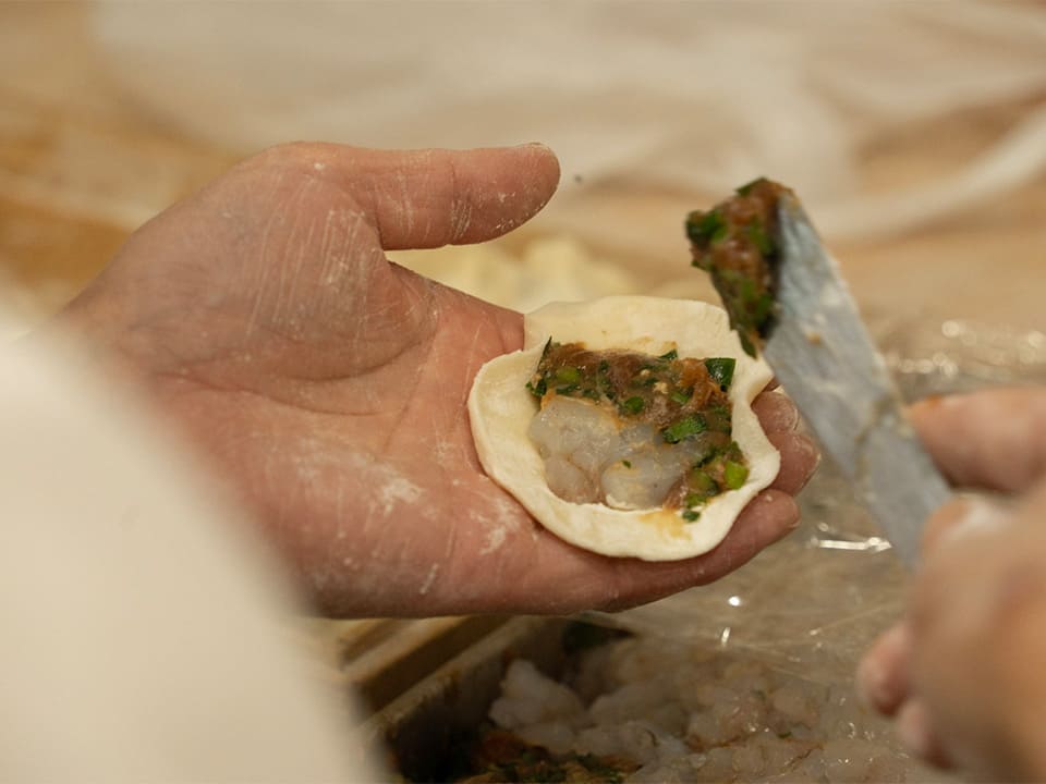 具材を詰める様子