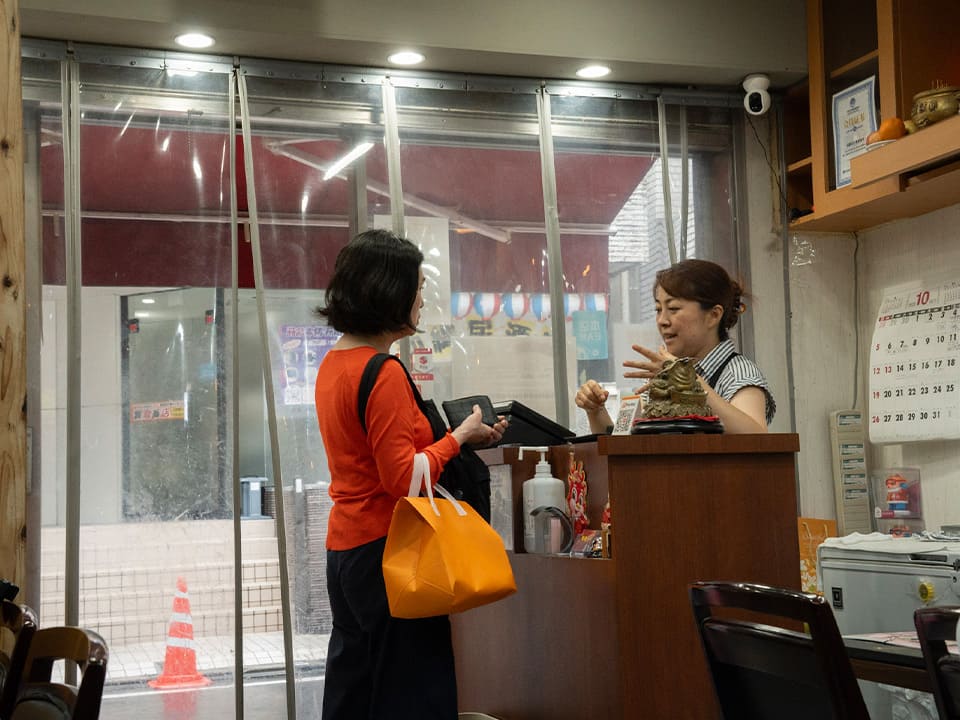 兆奎餃子の小林さんとお客さんの様子