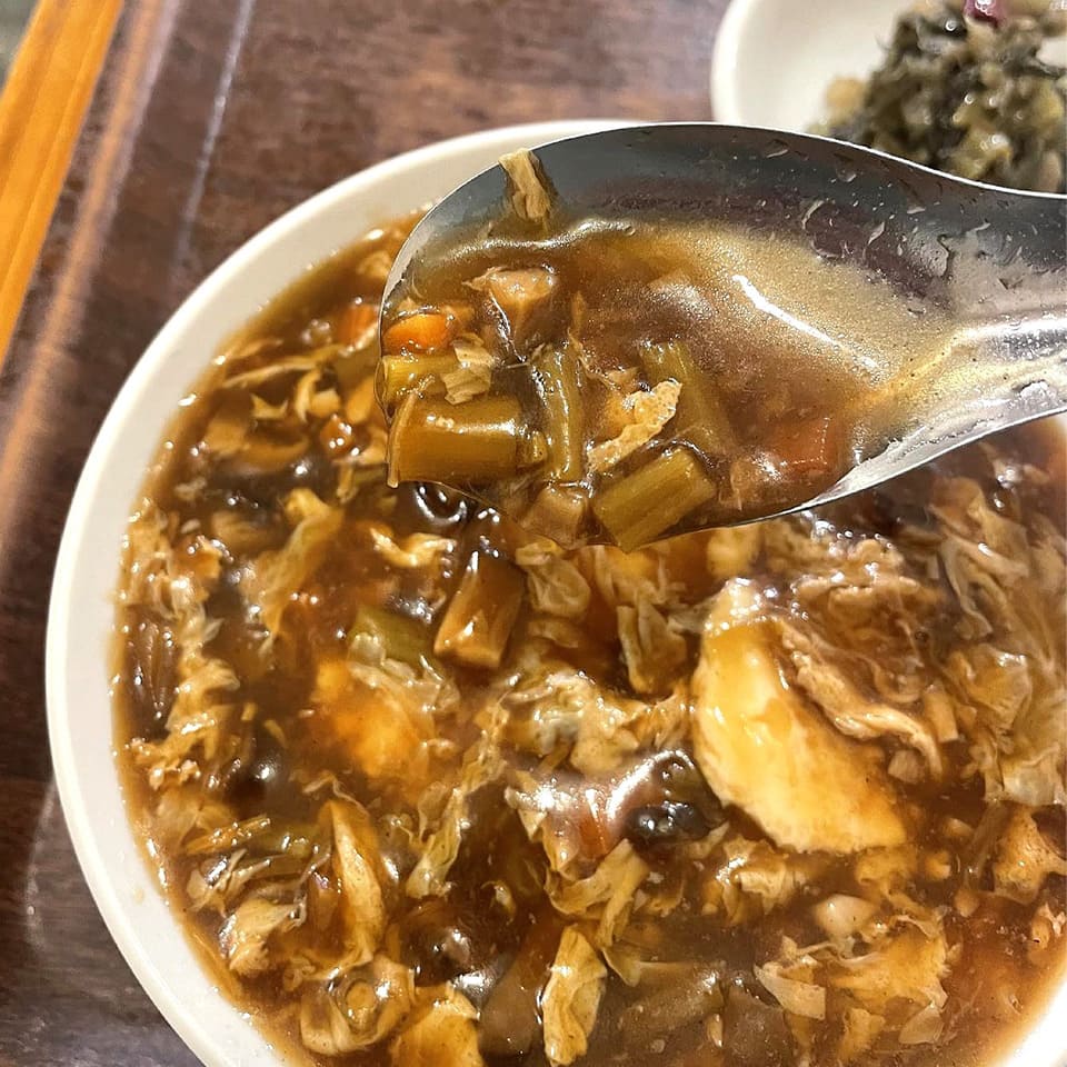 タケノコやニンジン、卵などが入った豆腐脑