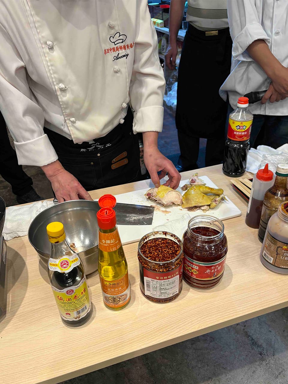 骨付き鶏肉を豪快に切る様子