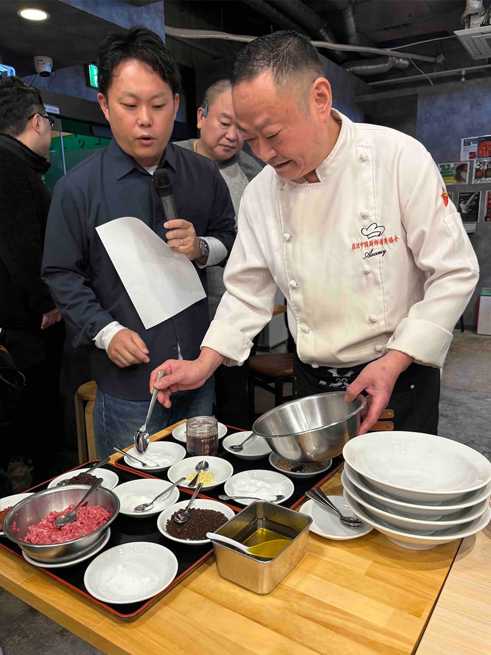 塩、味の素、砂糖、生姜のみじん切り、中国醤油、酢、花山椒等でタレを作ります