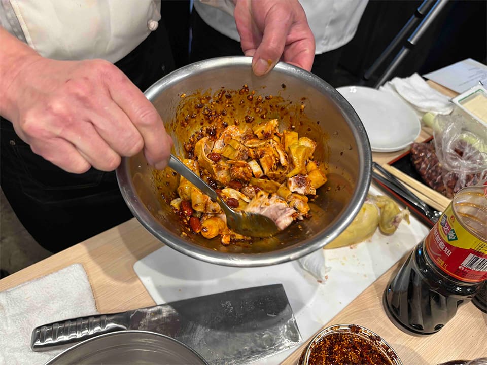 塩、味の素、砂糖、生姜のみじん切り、中国醤油、酢、花山椒等でタレを作ります