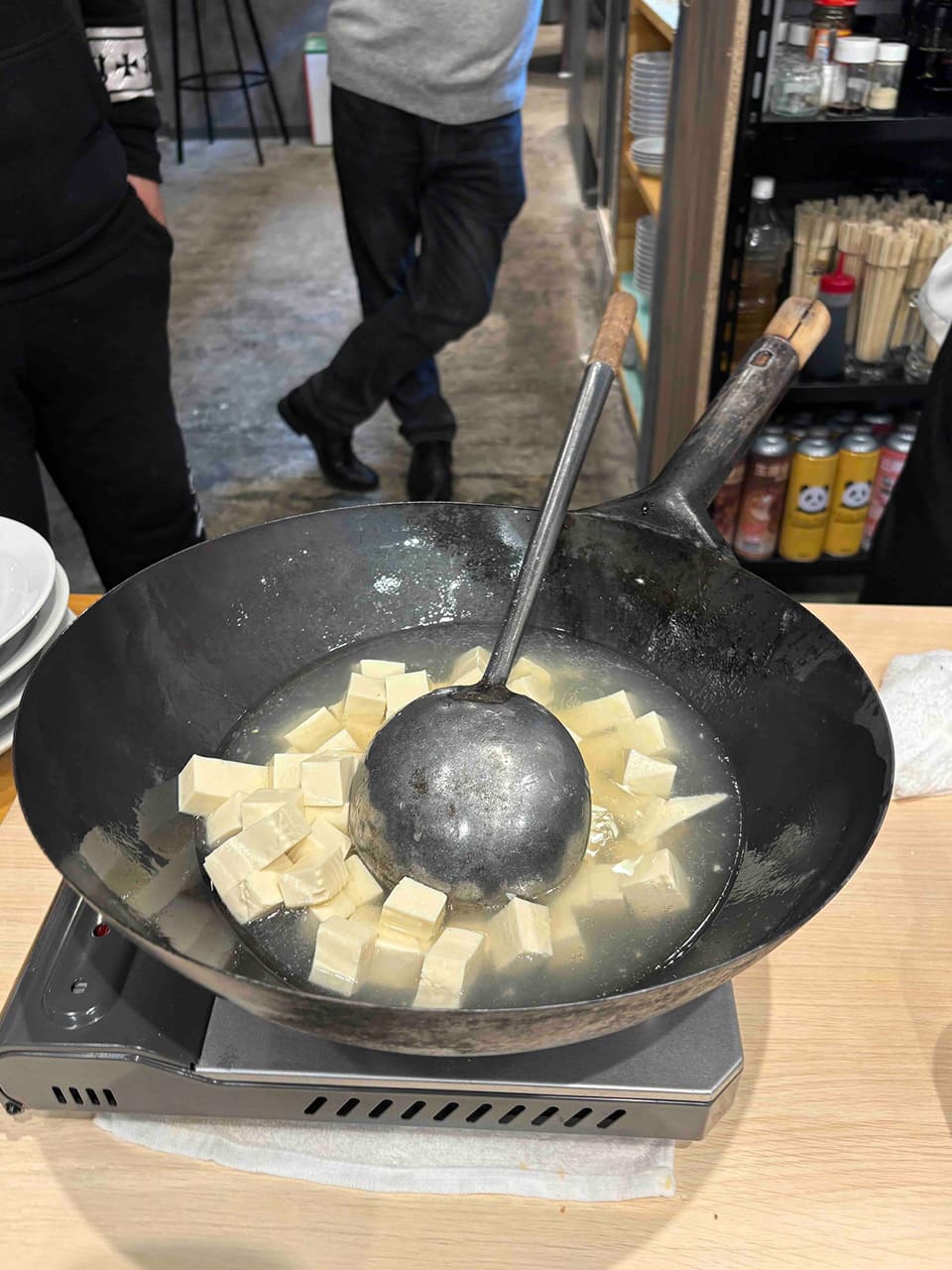 豆腐を煮込む様子