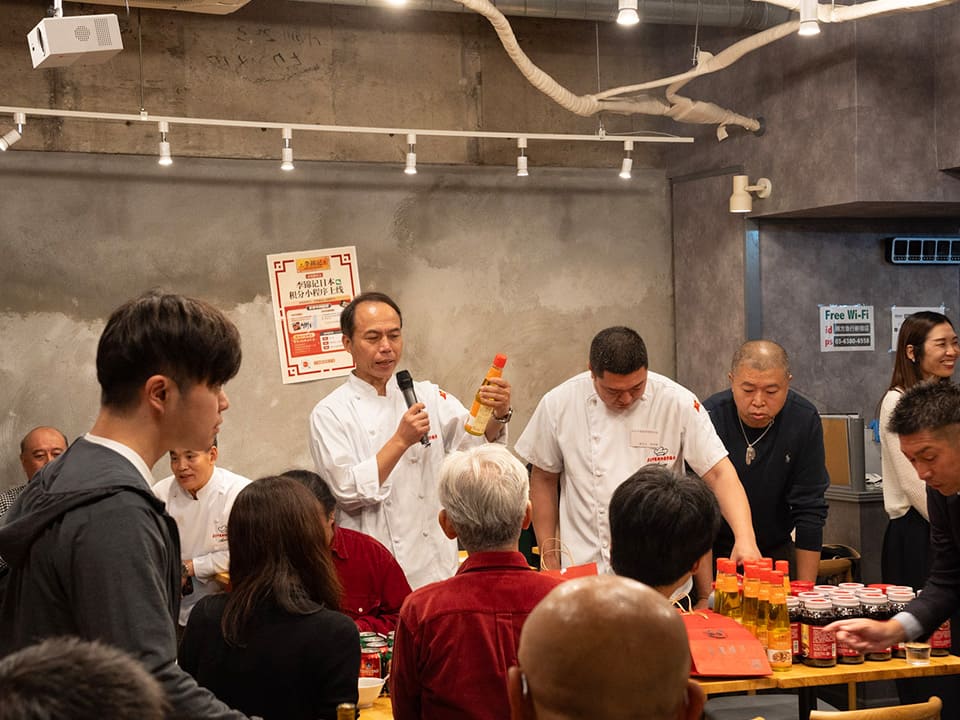調味料等の紹介をする、林さん