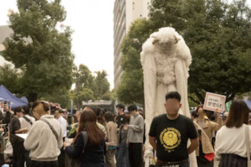 会場の注目を集めいていた足長大道芸人せせらぎさん