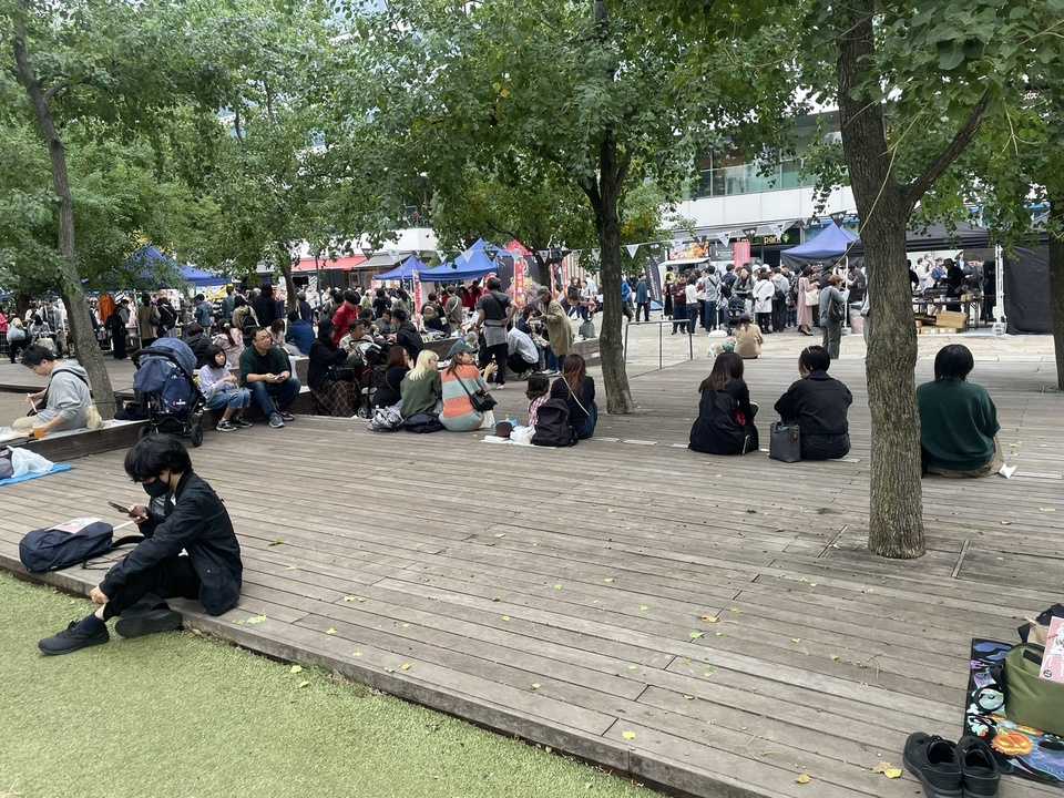 座りやすいウッドデッキ