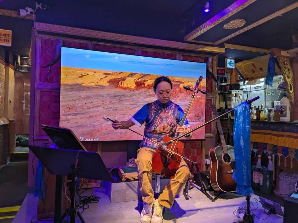 内モンゴル料理店「老綏元」で毎晩7時頃から馬頭琴の演奏をしているナレントヤさん