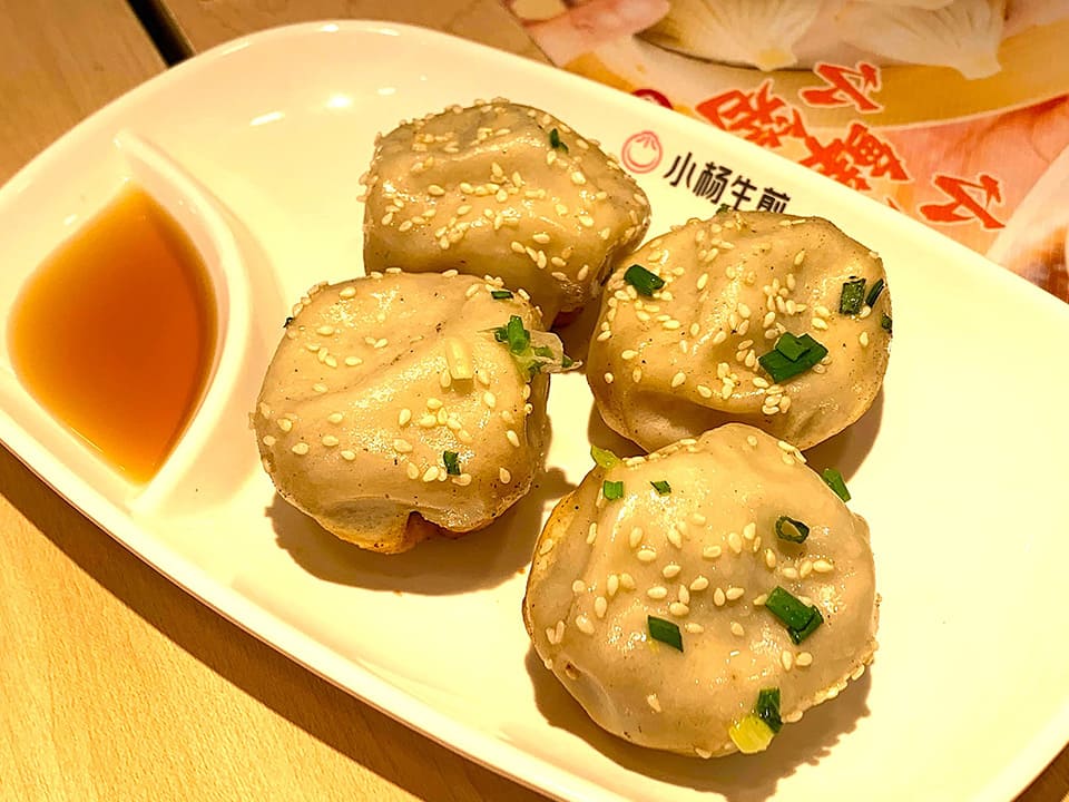 薄皮の中に肉汁たっぷり。底は焦げ目が美味