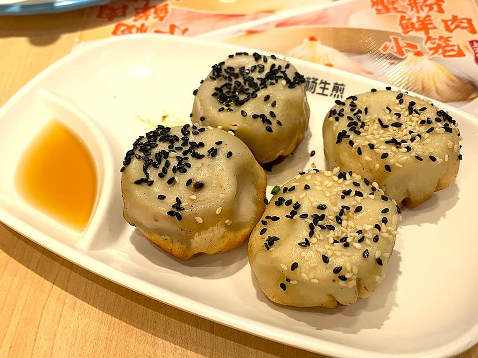 「小楊生煎」白ゴマ入りの方が蟹味噌。完璧な組み合わせの一皿