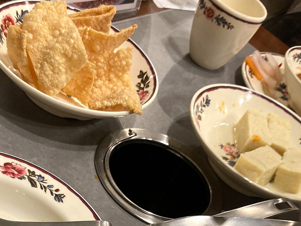 「串串香(チュアンチュアンシャン)」炸豆皮と冻豆腐