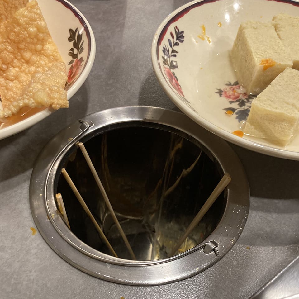 「串串香(チュアンチュアンシャン)」串入れつきの火鍋用テーブル