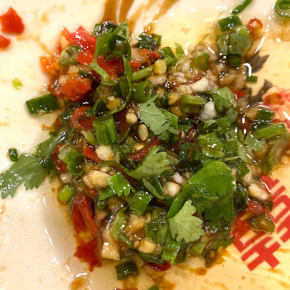 にんにく、パクチー、小葱、オイスターソース、刻んだ唐辛子、香油